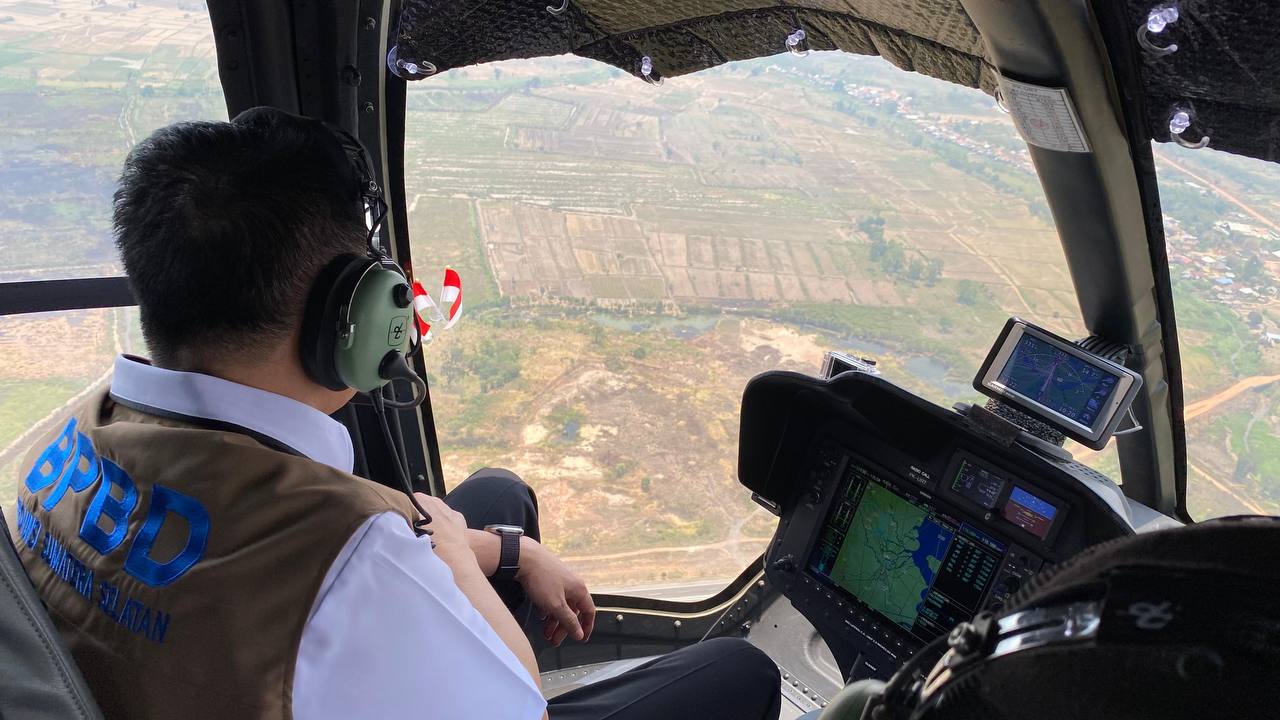 Pj Gubernur Sumsel, Agus Fatoni menggunakan helikopter meninjau langsung lokasi kebakaran lahan di OKI, Rabu (5/10/2023). Foto : Humas Pemprov Sumsel.