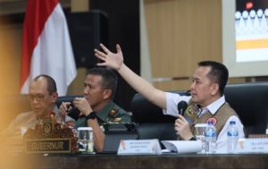 Pj Gubernur Sumsel, Agus Fatoni memimpin rakor penanggulangan Karhutla di Auditorium Pemprov Sumsel, Kamis (5/10/2023). Foto : Humas Pemprov Sumsel