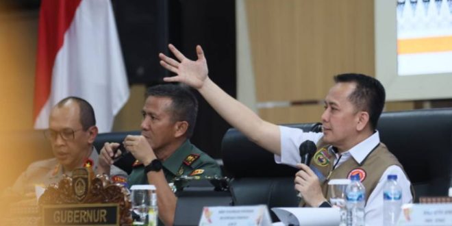 Pj Gubernur Sumsel, Agus Fatoni memimpin rakor penanggulangan Karhutla di Auditorium Pemprov Sumsel, Kamis (5/10/2023). Foto : Humas Pemprov Sumsel