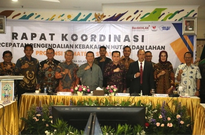 Pj Gubernur Sumsel, Agus Fatoni memimpin rakor pemadaman dan pencegahan karhutla, Minggu (8/10/2023) malam. Foto : Humas Pemprov Sumsel.