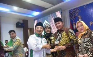 Herman Deru menerima penghargaan tokoh rumah tahfiz 2023 oleh PB RTTI di Hotel Grand Malaka Palembang, Minggu (22/10/2013). Foto : Humas Pemprov Sumsel.