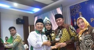 Herman Deru menerima penghargaan tokoh rumah tahfiz 2023 oleh PB RTTI di Hotel Grand Malaka Palembang, Minggu (22/10/2013). Foto : Humas Pemprov Sumsel.