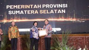 Penjabat (Pj) Gubernur Sumatera Selatan (Sumsel) Agus Fatoni menerima penghargaan Program Kampung Iklim (ProKlim) dari Kementerian Lingkungan Hidup dan Kehutanan (KLHK) pada Tahun 2023. Foto : Humas Pemprov Sumsel.