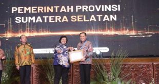 Penjabat (Pj) Gubernur Sumatera Selatan (Sumsel) Agus Fatoni menerima penghargaan Program Kampung Iklim (ProKlim) dari Kementerian Lingkungan Hidup dan Kehutanan (KLHK) pada Tahun 2023. Foto : Humas Pemprov Sumsel.