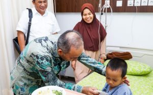 Pj Bupati Muba, Apriyadi membesuk anak salah satu Pol PP Pemkab Muba di sebuah rumah sakit di Palembang, Sabtu (28/10/2023). Foto : Dinkominfo Muba.