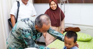Pj Bupati Muba, Apriyadi membesuk anak salah satu Pol PP Pemkab Muba di sebuah rumah sakit di Palembang, Sabtu (28/10/2023). Foto : Dinkominfo Muba.