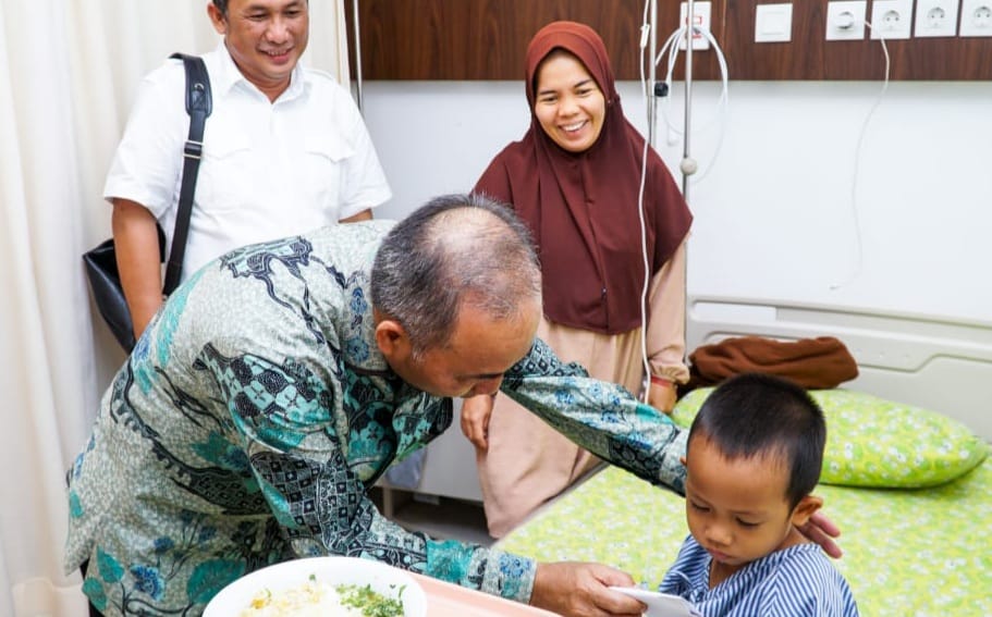 Pj Bupati Muba, Apriyadi membesuk anak salah satu Pol PP Pemkab Muba di sebuah rumah sakit di Palembang, Sabtu (28/10/2023). Foto : Dinkominfo Muba.