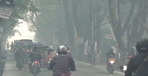Sejumlah kawasan Palembang masih penuh asap, walaupun sempat turun hujan, Kamis (19/10/2023). Foto : Sumselheadline/Pitria.