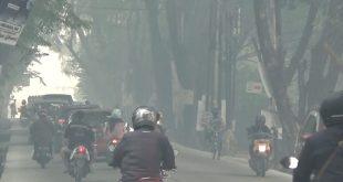 Sejumlah kawasan Palembang masih penuh asap, walaupun sempat turun hujan, Kamis (19/10/2023). Foto : Sumselheadline/Pitria.
