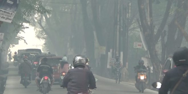 Sejumlah kawasan Palembang masih penuh asap, walaupun sempat turun hujan, Kamis (19/10/2023). Foto : Sumselheadline/Pitria.