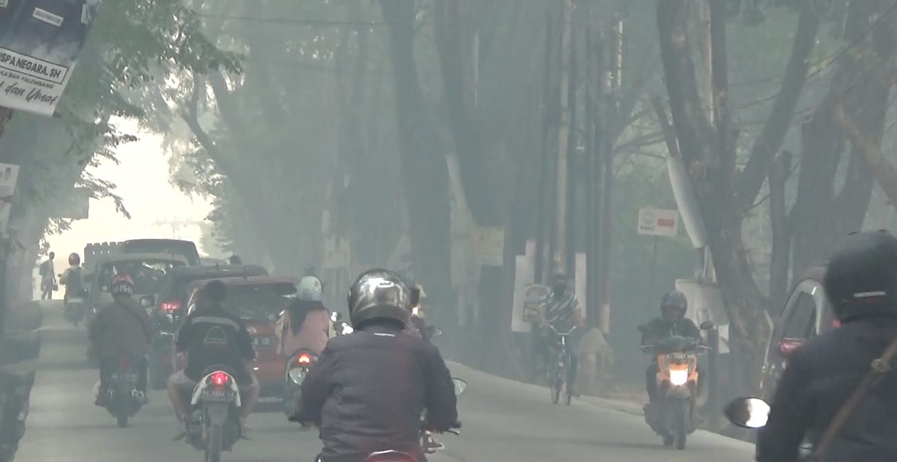 Sejumlah kawasan Palembang masih penuh asap, walaupun sempat turun hujan, Kamis (19/10/2023). Foto : Sumselheadline/Pitria.