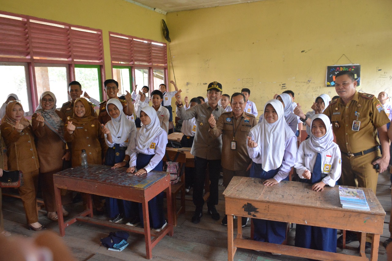 Pj Walikota Palembang, Ratu Dewa bersama siswa dan guru di SMPN 5 Palembang, Selasa (17/10/2023). Foto : Sumselheadline/Pitria.