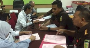 Penyidik Pidsus Kejaksaan Tinggi (Kejati) Sumsel rampungkan berkas dua tersangka korupsi akuisisi saham PT Satria Bahana Sarana (SBS) atas nama Milawarma eks Dirut PTBA serta Wakil Ketua Tim Akuisisi Saham, Nurtima Tobing, Kamis (26/10/2023). Foto : Sumselheadline/Ela