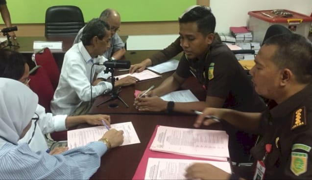 Penyidik Pidsus Kejaksaan Tinggi (Kejati) Sumsel rampungkan berkas dua tersangka korupsi akuisisi saham PT Satria Bahana Sarana (SBS) atas nama Milawarma eks Dirut PTBA serta Wakil Ketua Tim Akuisisi Saham, Nurtima Tobing, Kamis (26/10/2023). Foto : Sumselheadline/Ela