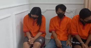 Adel bersama dua tersangka lainnya yang ditangkap edarkan narkoba di Palembang, Selasa (24/10/2023). Foto : Sumselheadline/Ela.