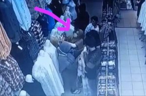 Hasil rekaman cctv merekam wanita diduga pelaku pencurian, Senin (30/10/2023). Foto : screenshoot.