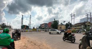 Salah satu titik parkir yang berkurang karena adanya pembangunan Jembatan Flyover Sekip Ujung, Palembang, Senin (16/10/2023). Foto : Sumselheadline/Pitria.