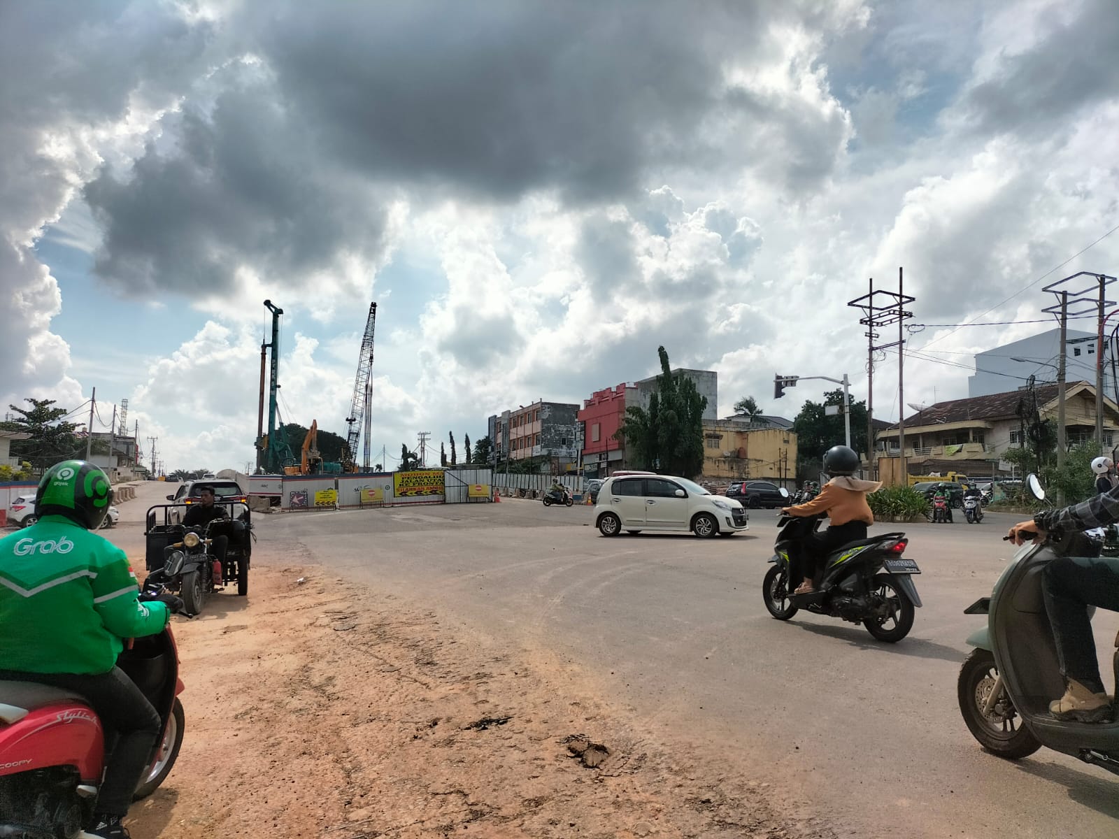 Salah satu titik parkir yang berkurang karena adanya pembangunan Jembatan Flyover Sekip Ujung, Palembang, Senin (16/10/2023). Foto : Sumselheadline/Pitria.