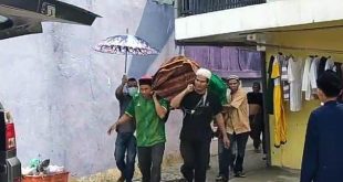 Jenazah M Rudi, penjaga malam di 7 Ulu Palembang dibawa ke kuburan untuk dimakamkan, Minggu (29/10/2023). Foto : Sumselheadline/Ela.