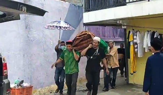 Jenazah M Rudi, penjaga malam di 7 Ulu Palembang dibawa ke kuburan untuk dimakamkan, Minggu (29/10/2023). Foto : Sumselheadline/Ela.