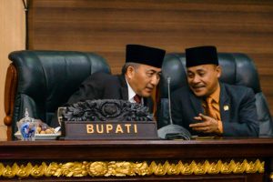 Pj Bupati Muba, Apriyadi dan Ketua DPRD , Sugondo berdiskusi jelang persetujuan RAPBD Muba TA 2024, Senin (16/10/2023). Foto : Dinkominfo Muba.