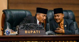 Pj Bupati Muba, Apriyadi dan Ketua DPRD , Sugondo berdiskusi jelang persetujuan RAPBD Muba TA 2024, Senin (16/10/2023). Foto : Dinkominfo Muba.