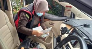Tim penyidik Kejati Sumsel menggeledah rumah dan mobil di Polygon Palembang, terkait dugaan penjualan asrama mahasiswa di Yogyakarta, Selasa (17/10/2023). Foto : Sumselheadline/Ela.