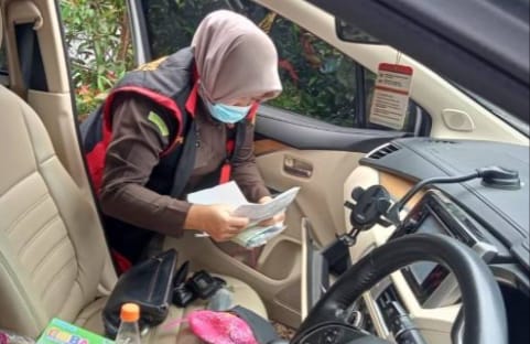 Tim penyidik Kejati Sumsel menggeledah rumah dan mobil di Polygon Palembang, terkait dugaan penjualan asrama mahasiswa di Yogyakarta, Selasa (17/10/2023). Foto : Sumselheadline/Ela.