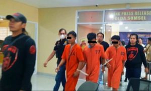 Tiga pelaku pembunuh guru ngaji di Palembang dibekuk tim Polda Sumsel, Selasa (24/10/2023). Foto: Sumselheadline/Ela.