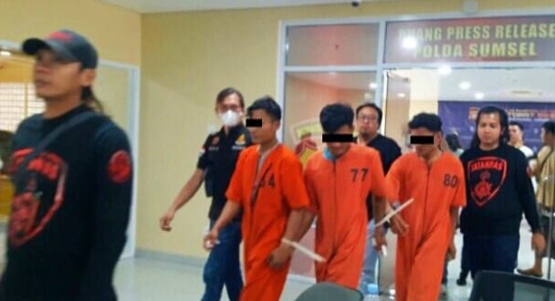Tiga pelaku pembunuh guru ngaji di Palembang dibekuk tim Polda Sumsel, Selasa (24/10/2023). Foto: Sumselheadline/Ela.