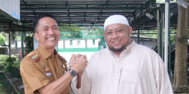 Pj Walikota Palembang, Ratu Dewa saat bersama Habib Mahdi semasa hidup. Foto : Sumselheadline/{itria.