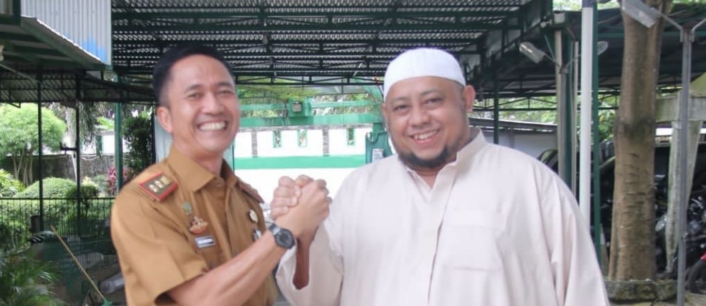 Pj Walikota Palembang, Ratu Dewa saat bersama Habib Mahdi semasa hidup. Foto : Sumselheadline/{itria.