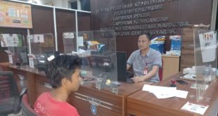 Abriansyah (20), warga Jalan GHA Bastari, Lorong Besar, Jakabaring, Palembang, mendatangi SPKT Polrestabes mengaku dikeroyok, Kamis (26/10/2023). Foto : Sumselheadline/Ela.