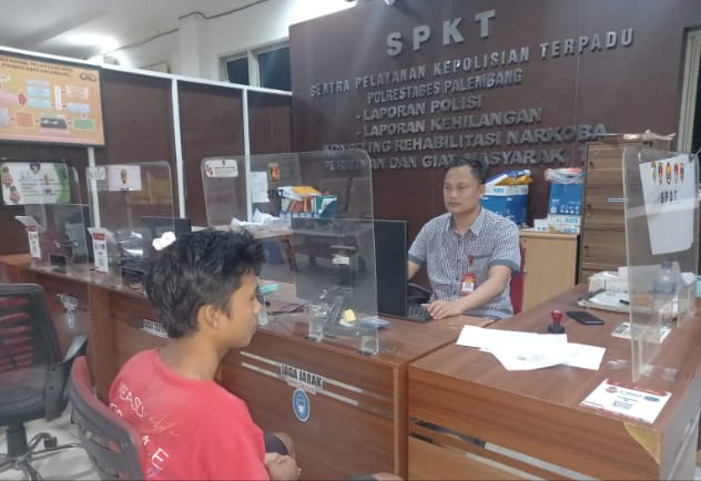 Abriansyah (20), warga Jalan GHA Bastari, Lorong Besar, Jakabaring, Palembang, mendatangi SPKT Polrestabes mengaku dikeroyok, Kamis (26/10/2023). Foto : Sumselheadline/Ela.