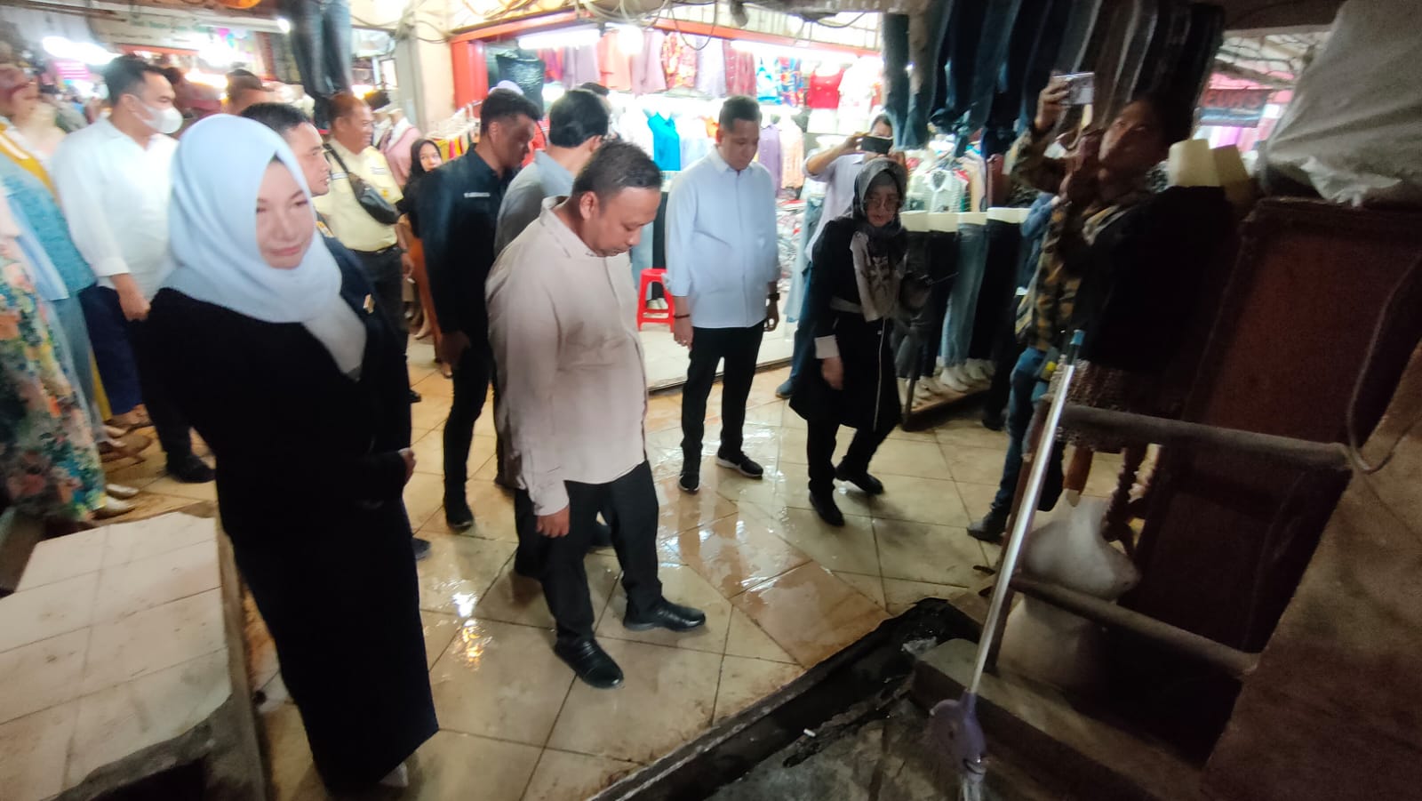 Komisi 2 DPRD Kota Palembang, Perumda Pasar dan PT BRC tinjau Pasar 16 Ilir Palembang, Selasa (17/10/2023). Foto : Sumselheadline/Pitria.