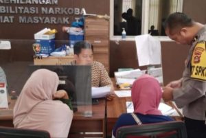 Ditipu Sudaryanti melapor ke Polrestabes Palembang, atas penipuan pria yang mengaku polisi, Minggu (29/10/2023). Foto : Sumselheadline/Ela.