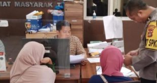Sudaryanti melapor ke Polrestabes Palembang, atas penipuan pria yang mengaku polisi, Minggu (29/10/2023). Foto : Sumselheadline/Ela.