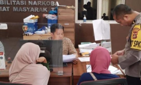 Sudaryanti melapor ke Polrestabes Palembang, atas penipuan pria yang mengaku polisi, Minggu (29/10/2023). Foto : Sumselheadline/Ela.