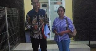 Didampingi kuasa hukumnya, Fitri melapor ke polisi, Minggu (15/10/2023). Foto : Sumselheadline/Ela
