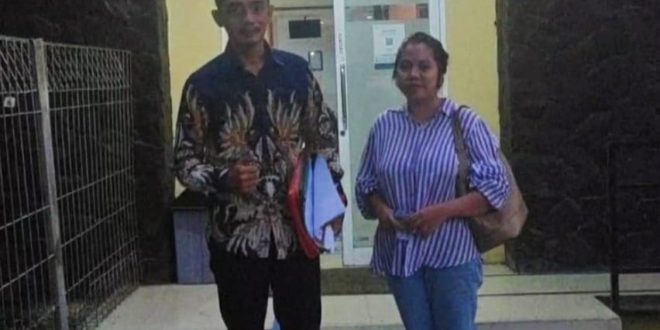 Didampingi kuasa hukumnya, Fitri melapor ke polisi, Minggu (15/10/2023). Foto : Sumselheadline/Ela