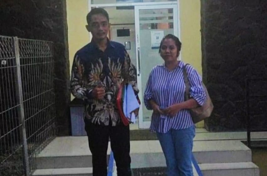Didampingi kuasa hukumnya, Fitri melapor ke polisi, Minggu (15/10/2023). Foto : Sumselheadline/Ela