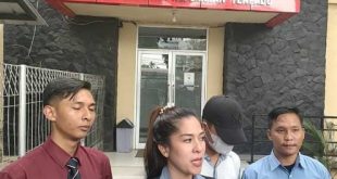 Mahasiswa korban pelecehan, didampingi tim pengacaranya Mardiana, Angga Saputra, SH dan Dahlan, SH usai melapor ke polisi, Selasa (24/10/2023). Foto : Sumselheadline/Ela.