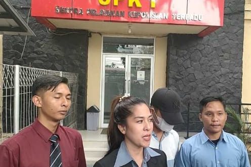 Mahasiswa korban pelecehan, didampingi tim pengacaranya Mardiana, Angga Saputra, SH dan Dahlan, SH usai melapor ke polisi, Selasa (24/10/2023). Foto : Sumselheadline/Ela.
