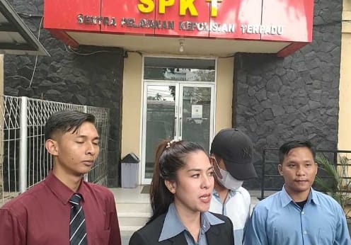 Mahasiswa korban pelecehan, didampingi tim pengacaranya Mardiana, Angga Saputra, SH dan Dahlan, SH usai melapor ke polisi, Selasa (24/10/2023). Foto : Sumselheadline/Ela.