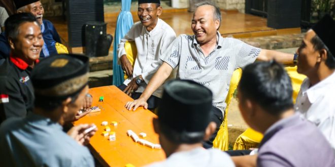 Pj Bupati Muba, Apriyadi ikut main gaplek di Desa Kaliberau, Bayunglencir, Sabtu (14/10/2023) malam. Foto : Kominfo Muba.