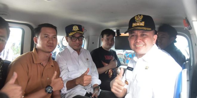 Menhub Budi Karya Sumadi didampingi Pj Gubernur Sumsel Agus Fatoni menaiki angkot feeder LRT, setelah naik LRT Palembang dari bandara, Sabtu (14/10/2023). Foto : Humas Pemprov Sumsel.