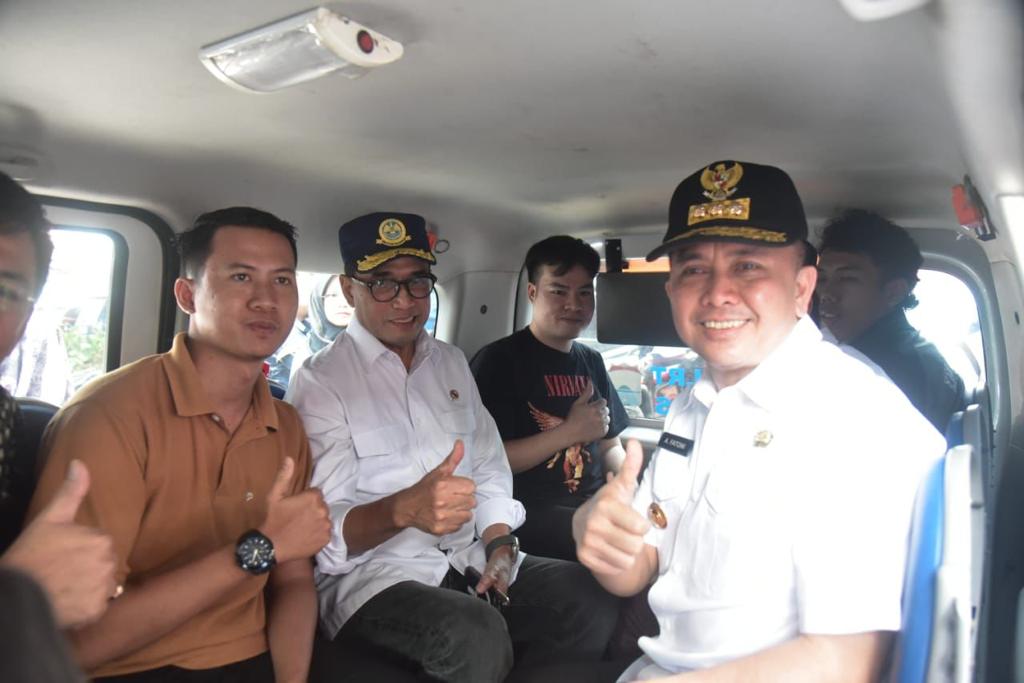 Menhub Budi Karya Sumadi didampingi Pj Gubernur Sumsel Agus Fatoni menaiki angkot feeder LRT, setelah naik LRT Palembang dari bandara, Sabtu (14/10/2023). Foto : Humas Pemprov Sumsel.