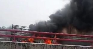 Mobil pick up BG 8572 Jl yang dikendarainya hangus terbakar, setelah terjadi konselting listrik pada mesin mobil, saat melintas di Jalan Meyjen Yusuf Singadekane, Jembatan Musi II Keramasan, Kamis (26/10/2023). Foto : Sumselheadline/Ela.