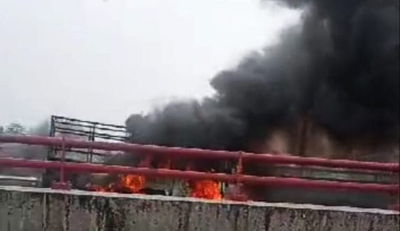 Mobil pick up BG 8572 Jl yang dikendarainya hangus terbakar, setelah terjadi konselting listrik pada mesin mobil, saat melintas di Jalan Meyjen Yusuf Singadekane, Jembatan Musi II Keramasan, Kamis (26/10/2023). Foto : Sumselheadline/Ela.