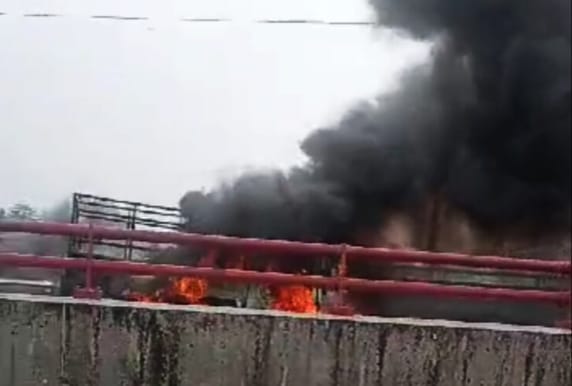 Mobil pick up BG 8572 Jl yang dikendarainya hangus terbakar, setelah terjadi konselting listrik pada mesin mobil, saat melintas di Jalan Meyjen Yusuf Singadekane, Jembatan Musi II Keramasan, Kamis (26/10/2023). Foto : Sumselheadline/Ela.